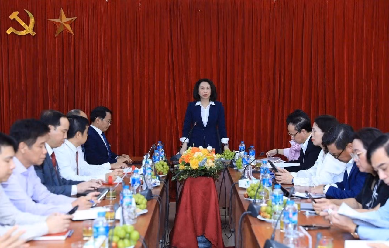 Phó Chủ tịch Ủy ban nhân dân thành phố Hà Nội Vũ Thu Hà trong buổi làm việc với Ban Lãnh đạo Trường Cao đẳng Công nghệ cao Hà Nội, liên quan đến Đề án xây dựng Trường Cao đẳng Công nghệ cao Hà Nội thành cơ sở đào tạo chất lượng cao vào tháng 10/2025. Ảnh: Website nhà trường.
