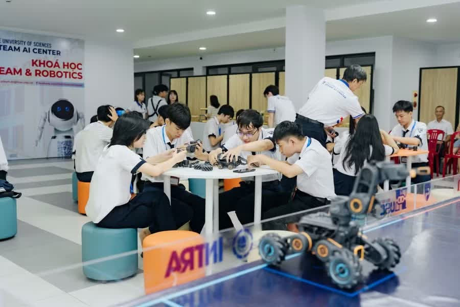 Hoạt động trải nghiệm tại Trung tâm STEAM &amp; AI, Trường ĐH Khoa học Huế. Ảnh: Website nhà trường