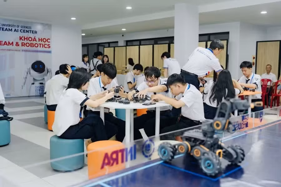 Hoạt động trải nghiệm tại Trung tâm STEAM &amp; AI, Trường ĐH Khoa học Huế. Ảnh: Website nhà trường