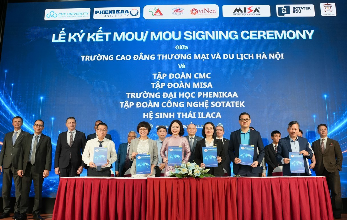 Trường Cao đẳng Thương mại và Du lịch Hà Nội ký kết biên bản ghi nhớ hợp tác với nhiều doanh nghiệp và đơn vị công nghệ tại Hội thảo khoa học quốc tế “Năng lực số – Đòn bẩy các cơ sở giáo dục và đào tạo trong kỷ nguyên mới” tổ chức ngày 21/5/2026. Ảnh: NTCC