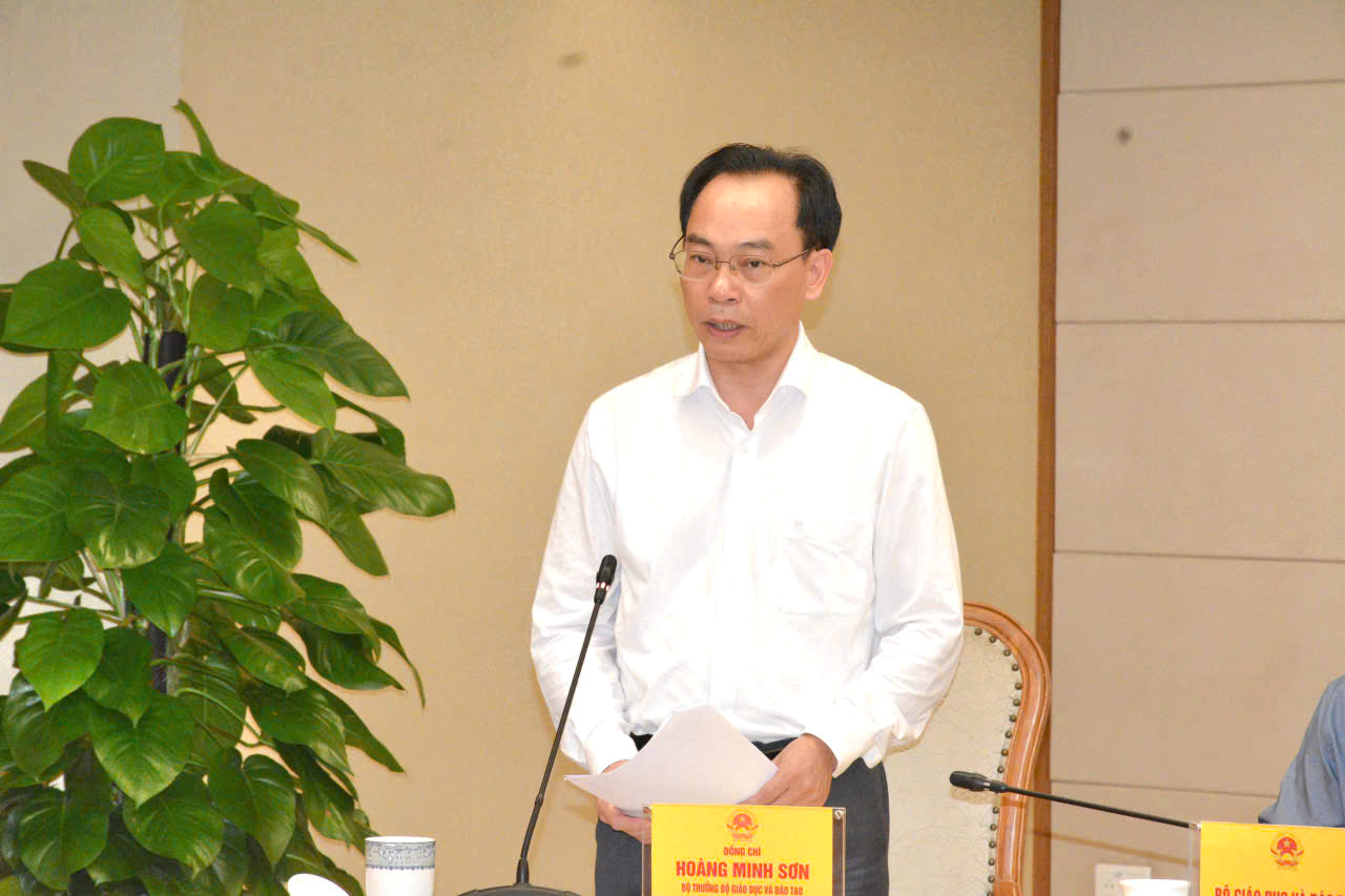 Bộ trưởng Bộ Giáo dục và Đào tạo Hoàng Minh Sơn báo cáo về tình hình triển khai thực hiện chỉ đạo của đồng chí Tổng Bí thư, Chủ tịch nước tại buổi làm việc với ngành giáo dục. Ảnh: Bộ Giáo dục và Đào tạo