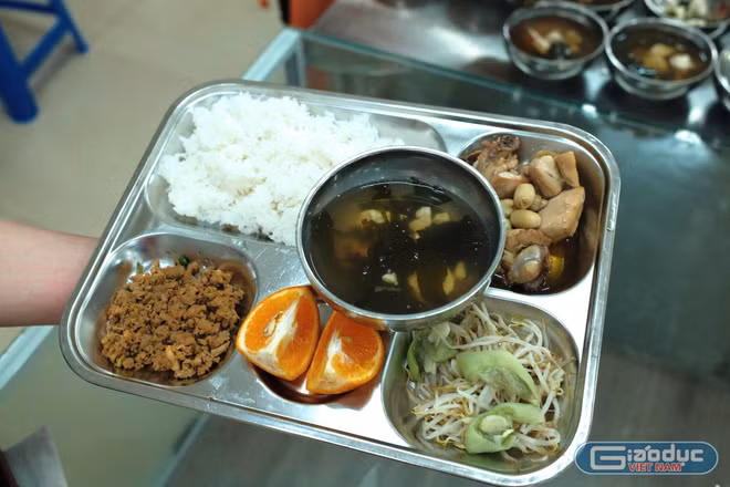 Hà Nội tăng hỗ trợ tiền ăn bán trú: Địa phương tăng cường giám sát, nâng chất lượng bữa ăn học đường