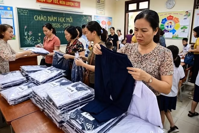 Chuẩn bị năm học mới, nhiều phụ huynh lại "tâm tư" việc chi tiền triệu mua đồng phục