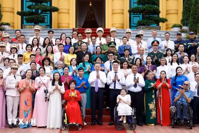 Tổng Bí thư, Chủ tịch nước Tô Lâm gặp mặt 100 tấm gương tiêu biểu của Chương trình "Việc tử tế"