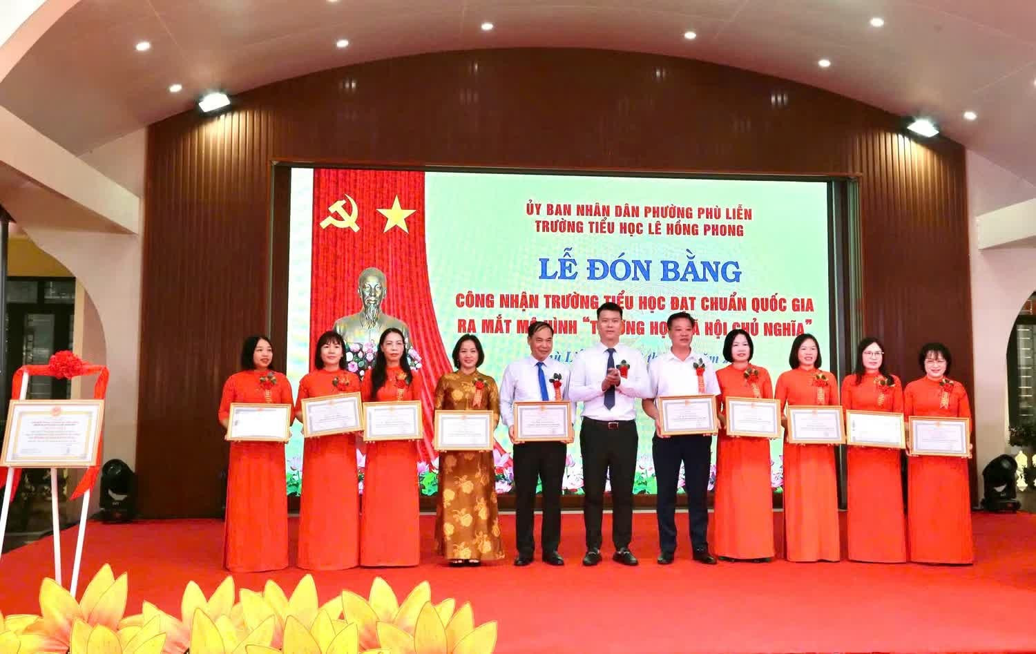 Cán bộ giáo viên, nhân viên Trường Tiểu học Lê Hồng Phong nhận giấy khen của Chủ tịch Ủy ban nhân dân phường Phù Liễn. Ảnh: LT