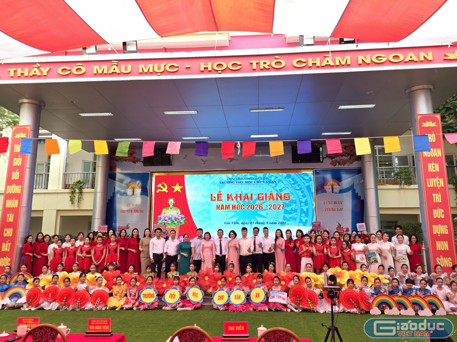 Tại Trường Tiểu học Chu Văn An, trong lễ khai giảng năm học mới, nhà trường đã trao nhiều phần quà ý nghĩa cho học sinh. Ảnh: LT
