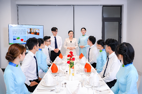 Sinh viên Văn Hiến luôn được học tập trong môi trường thực tế tại doanh nghiệp ngay từ năm nhất