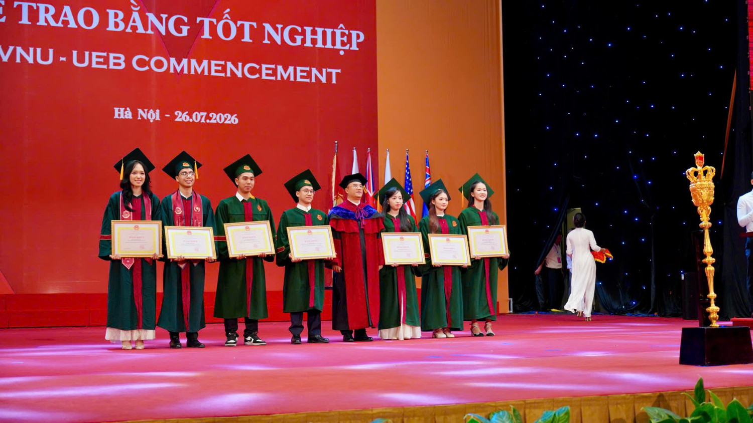 thu-khoa-ueb.jpg