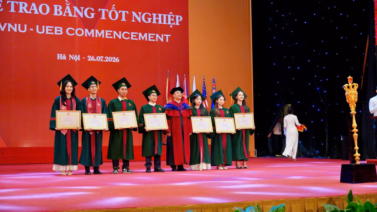 thu-khoa-ueb.jpg