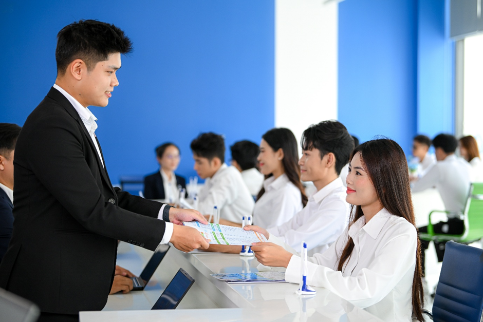 Thí sinh hoàn tất thủ tục tham gia chương trình “Khối chốt hè” tại Trường Đại học Văn Hiến để được hưởng chính sách hỗ trợ 70% học phí học kỳ I và 20% học phí học kỳ II theo quy định.