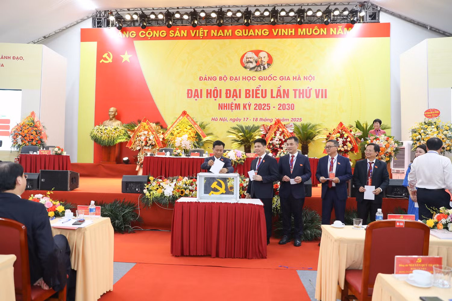 vnu-dai-hoi-dang-bo-dhqghn-lan-thu-vii-6.jpg