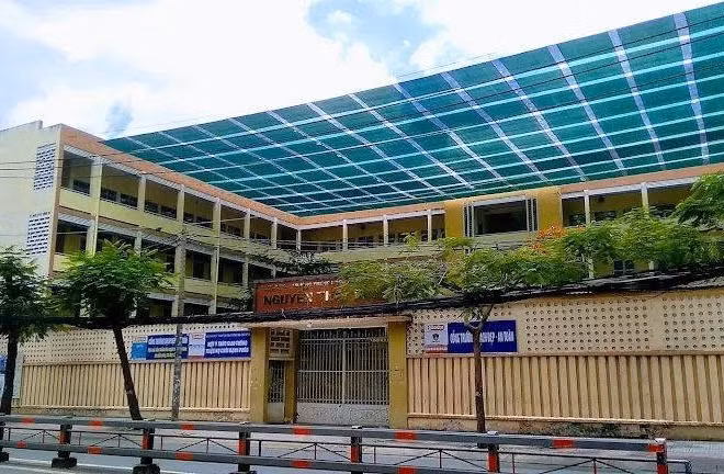 THPT Nguyễn Thái Bình thay đổi đồng phục nam sinh lớp 10, phụ huynh băn khoăn, hiệu trưởng nói gì?