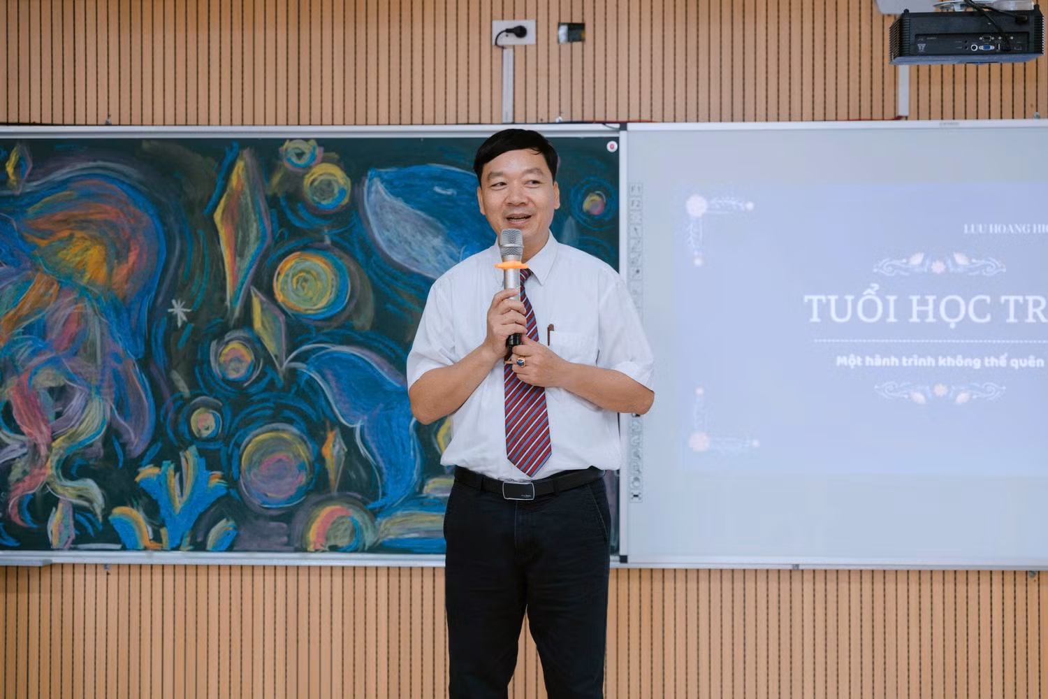 Thầy Hoàng Chí Sỹ - Hiệu trưởng Trường Trung học phổ thông Lưu Hoàng. Ảnh: NVCC