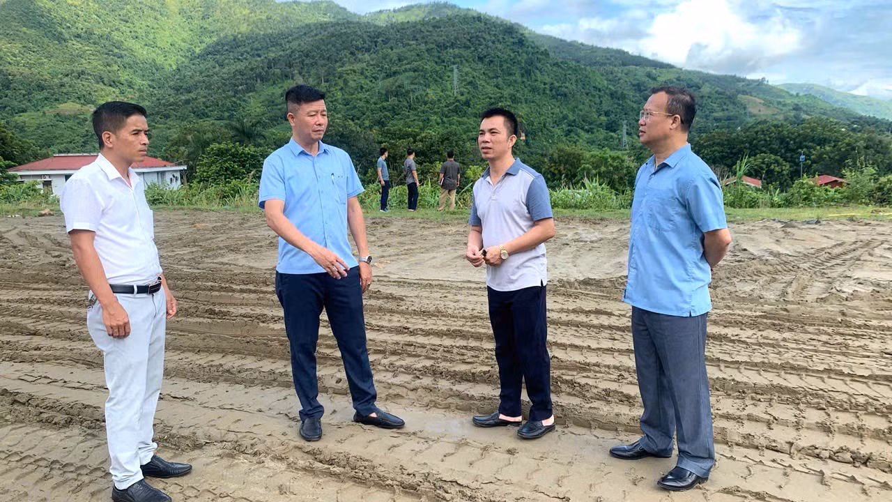 Đoàn kiểm tra, khảo sát thực địa tại khu đất dự kiến xây dựng trường nội trú liên cấp tại xã Phong Thổ. Ảnh: xaphongtho.laichau.gov.vn