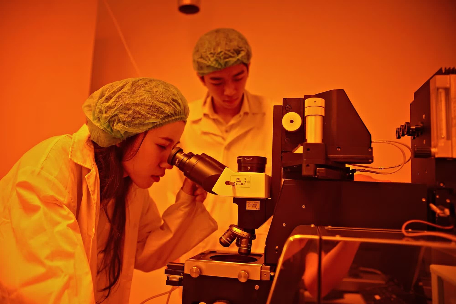 sv-thuc-hanh-nghien-cuu-trong-ptn-trong-diem-cong-nghe-micro-nano.jpg