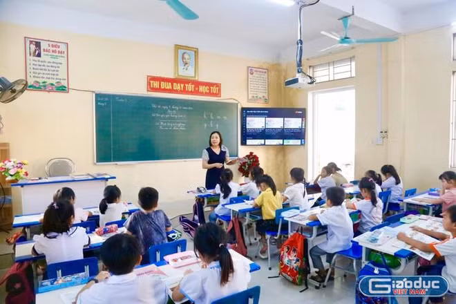 Theo Nghị định 232, GV mầm non, phổ thông sẽ chuyển xếp lương từ hạng sang bậc nghề nghiệp ra sao?