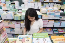 TPHCM: Nhân viên nhà sách lưu ý cách phân biệt giữa SGK giả, in lậu với sách chính thống