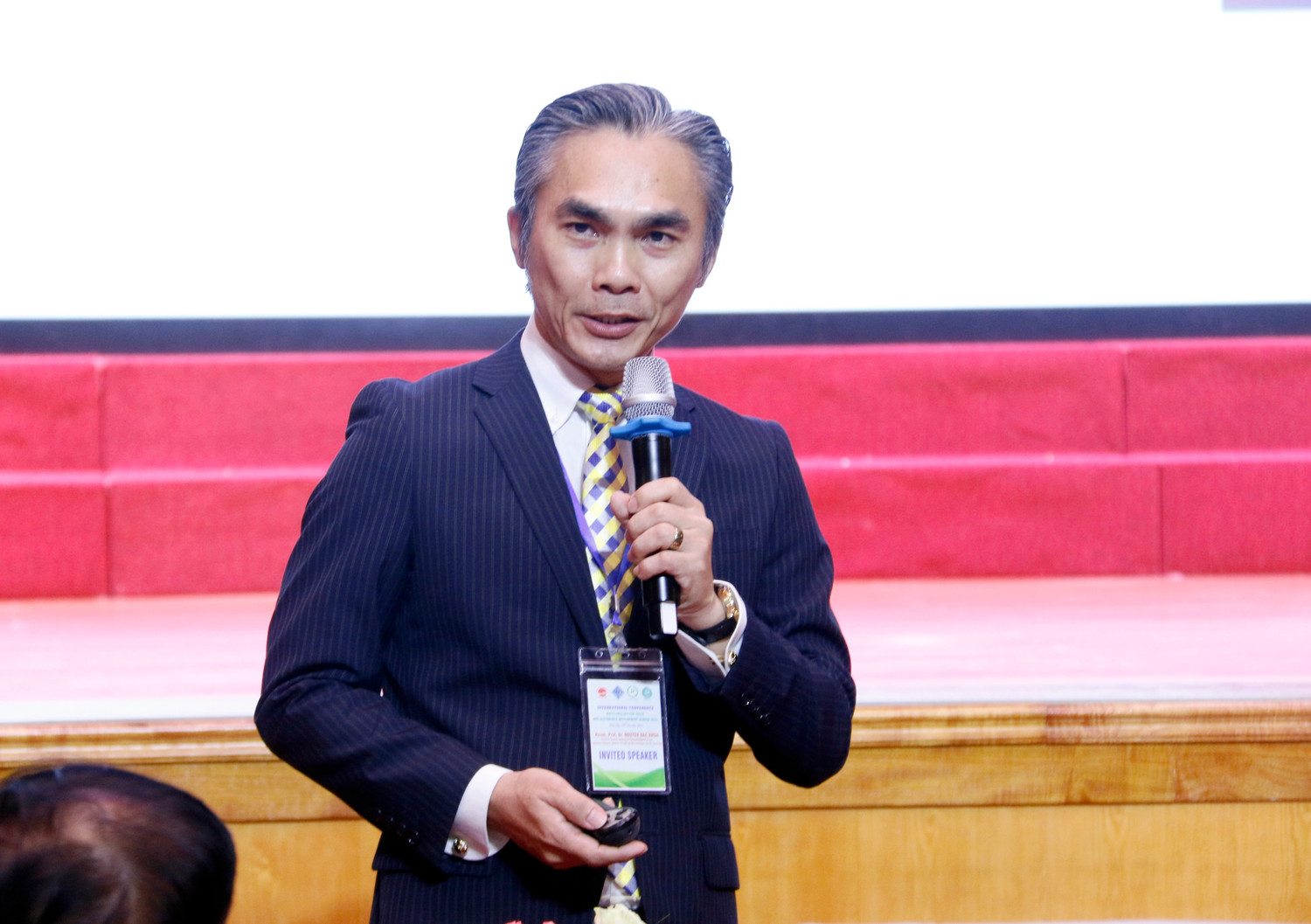 Phó Giáo sư, Tiến sĩ Nguyễn Đắc Khoa - Đại học Cần Thơ trình bày báo cáo.