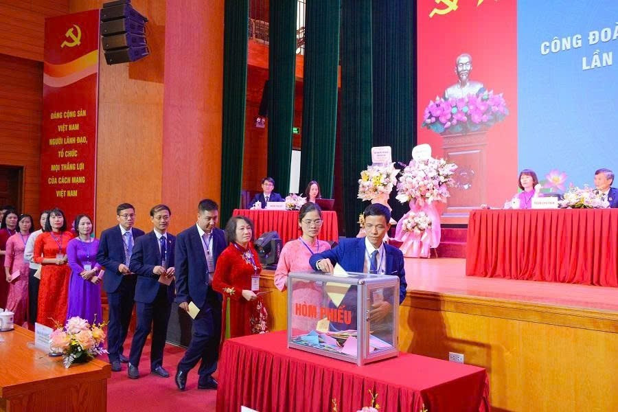 Các đại biểu bầu Ban Chấp hành Công đoàn nhiệm kỳ 2025-2030 tại Đại hội.