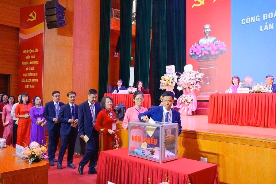 Các đại biểu bầu Ban Chấp hành Công đoàn nhiệm kỳ 2025-2030 tại Đại hội.