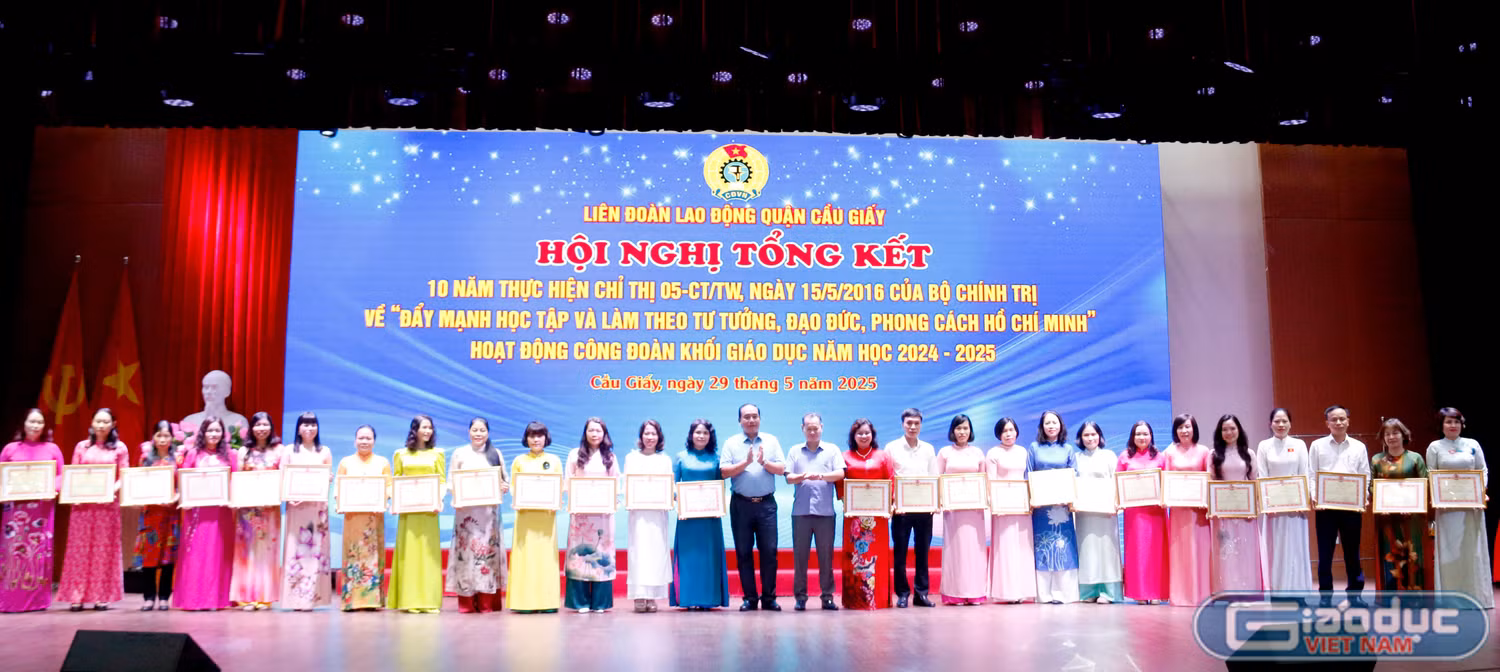 Tặng Giấy khen cho các cá nhân có thành tích xuất sắc trong 10 năm thực hiện Chỉ thị số 05-CT/TW ngày 15/5/2016 của Bộ Chính trị về “Đẩy mạnh học tập và làm theo tư tưởng, đạo đức, phong cách Hồ Chí Minh” .