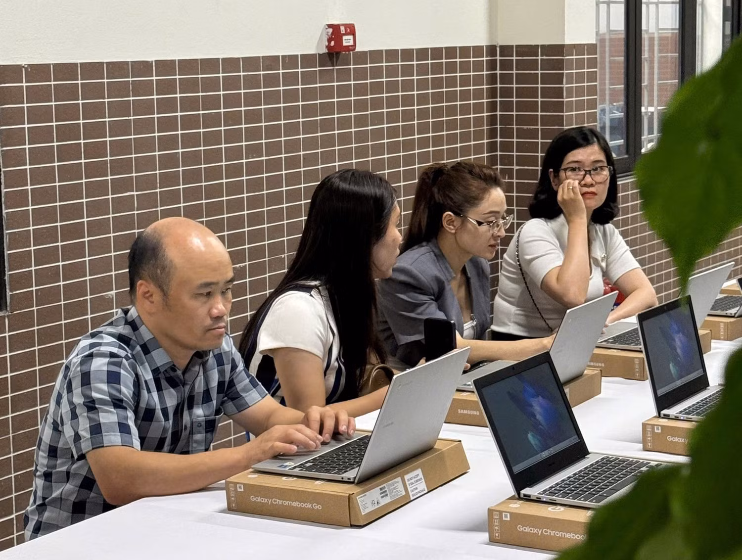 Phụ huynh khối lớp 6 tham gia trải nghiệm lớp học số Google năm học 2025-2026. Ảnh: NTCC.
