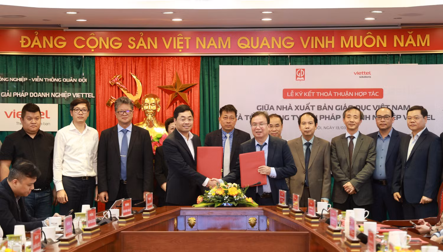 Ông Nguyễn Tiến Thanh - Chủ tịch Hội đồng thành viên, Tổng giám đốc Nhà xuất bản Giáo dục Việt Nam và ông Nguyễn Chí Thanh - Phó Tổng Giám đốc Tổng Công ty Giải pháp Doanh nghiệp Viettel trao đổi văn bản thoả thuận hợp tác giữa hai đơn vị. Ảnh: NXBGDVN.