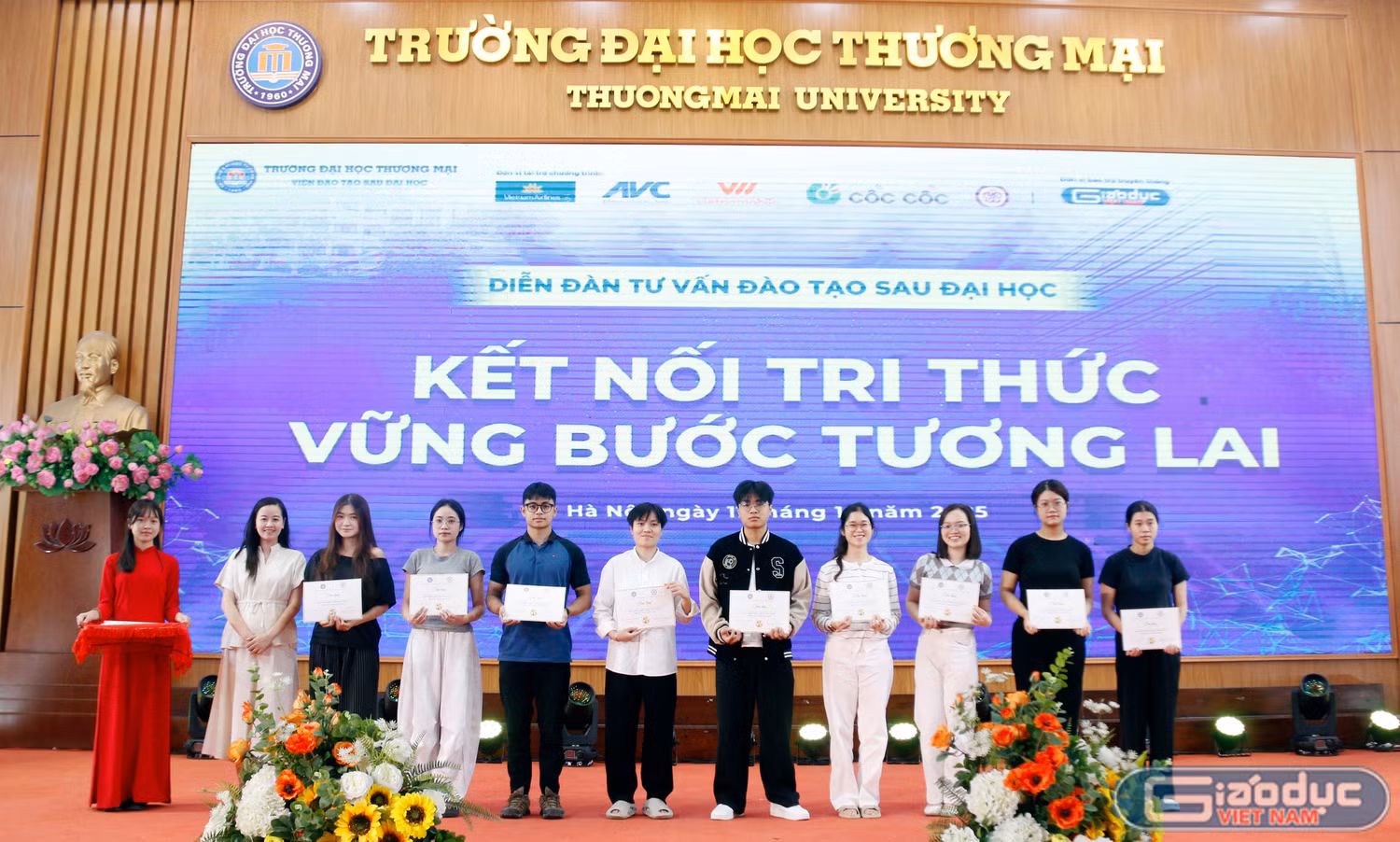 gdvn-trao-hoc-bong-1.jpg