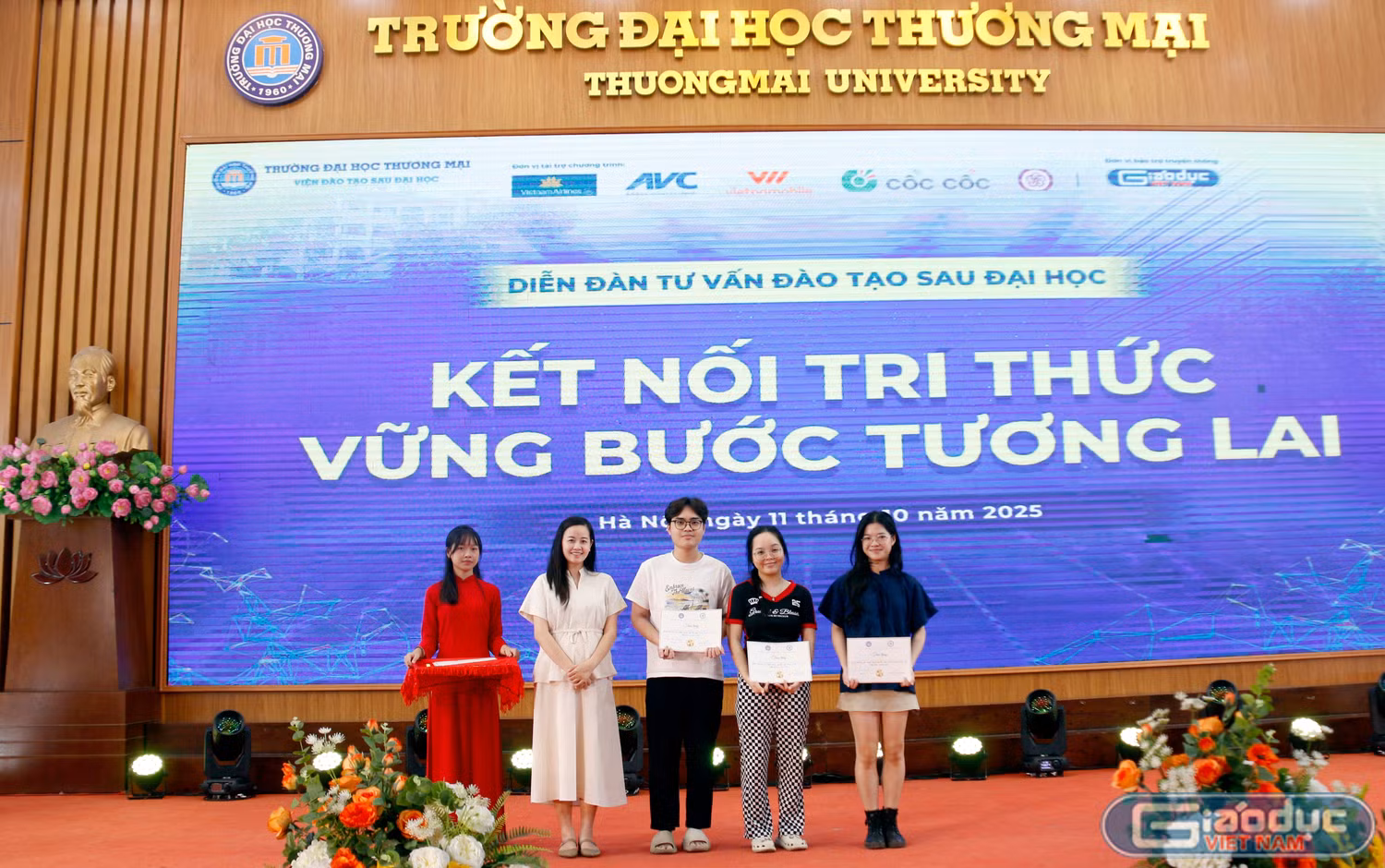 gdvn-trao-hoc-bong-2.jpg