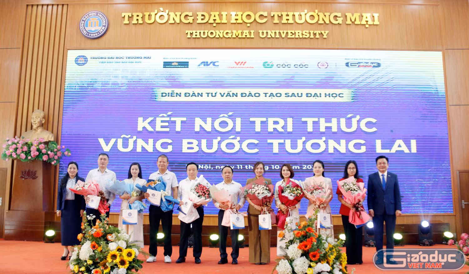 gdvn-trao-hoa.jpg