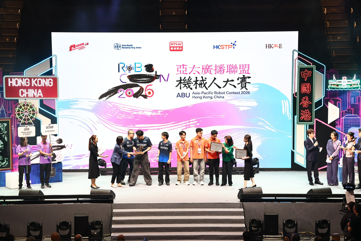 Đội tuyển LH-FOF của Trường Đại học Lạc Hồng giành Giải Ba tại ABU Robocon 2026. Ảnh: NTCC.