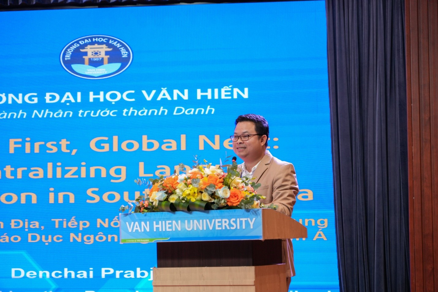 Giáo sư, Tiến sĩ Denchai Prabjandee,Viện trưởng Viện Đào tạo Sau đại học - Đại học Burapha, Thái Lan trình bày tham luận với chủ đề: Local First, Global Next: Decentralizing Language Education in Southeast Asia.