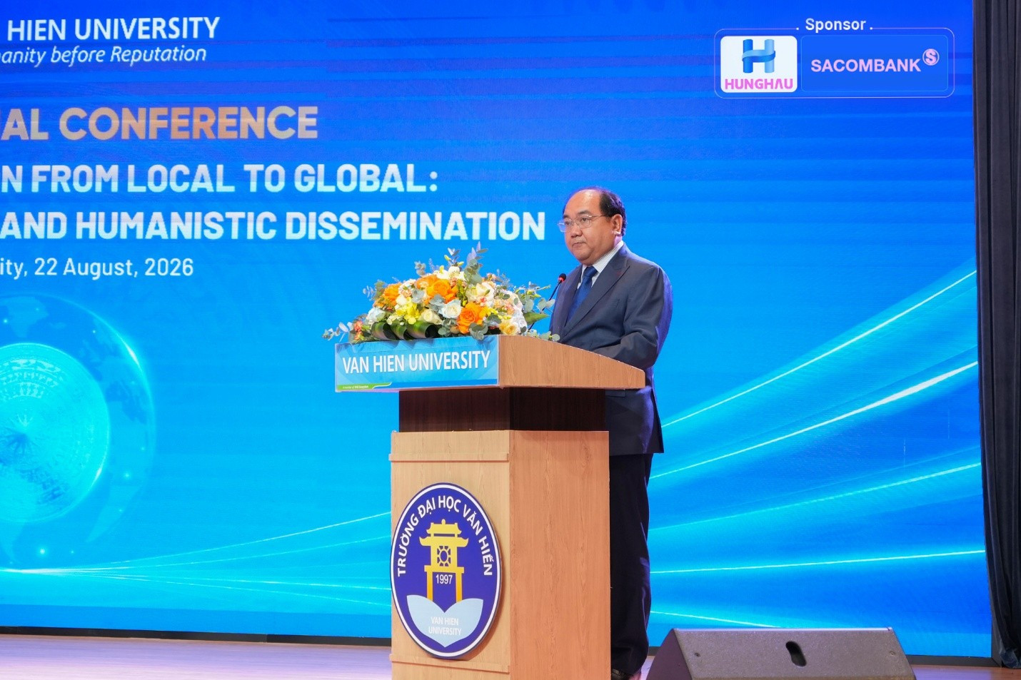Phó Giáo sư, Tiến sĩ Nguyễn Minh Đức - Hiệu trưởng Trường Đại học Văn Hiến phát biểu khai mạc Hội thảo.