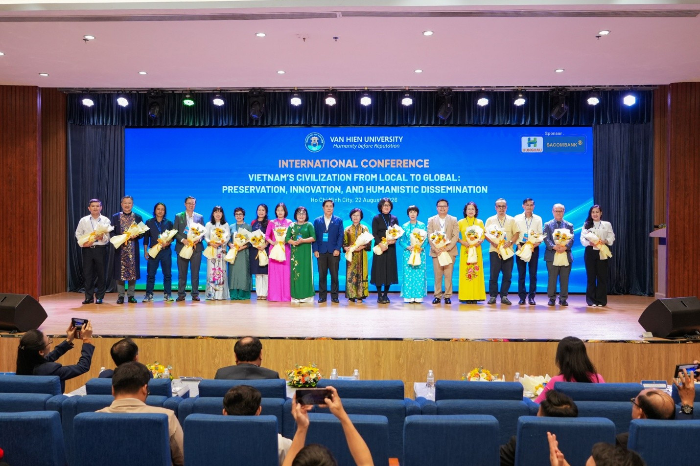 Đại diện Trường Đại học Văn Hiến tặng hoa và chụp ảnh lưu niệm cùng các học giả, chuyên gia.