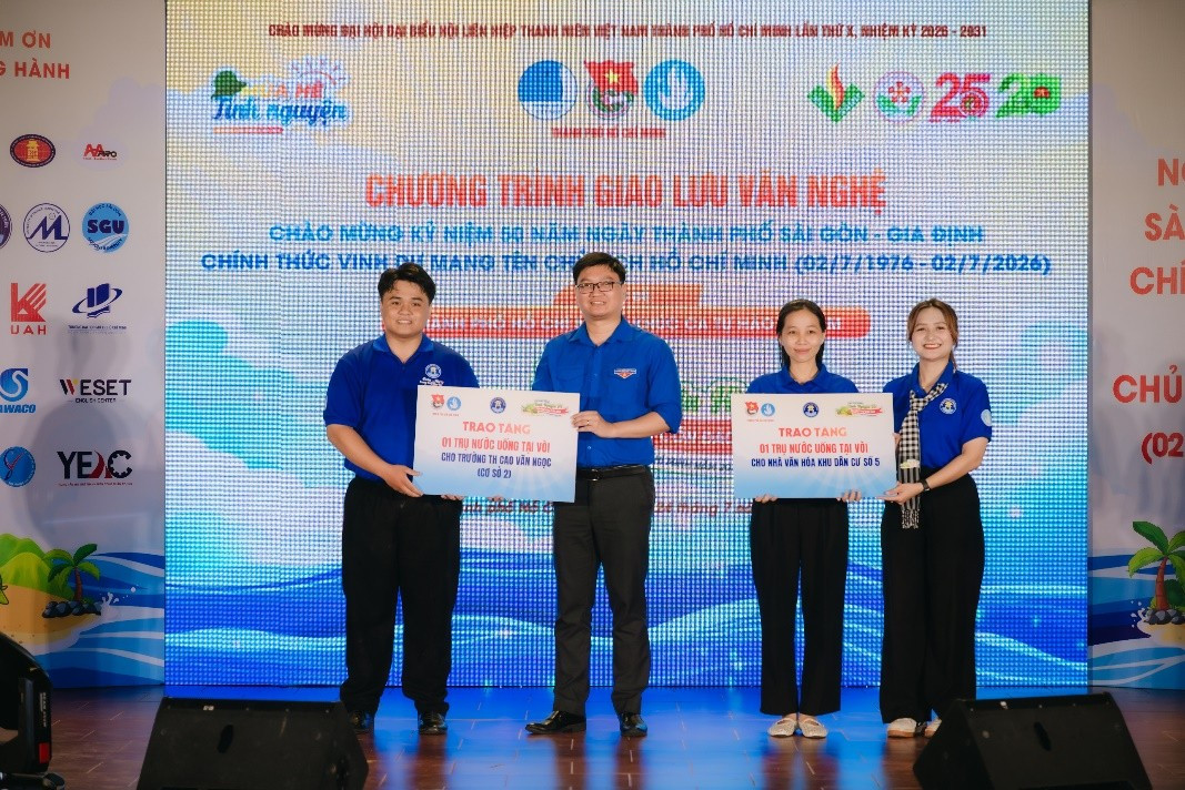 Đại diện Hội Sinh viên Việt Nam Trường Đại học Văn Hiến trao tặng công trình máy lọc nước cho Trường Tiểu học Cao Văn Ngọc - Cơ sở 2 và Nhà Văn hóa Khu dân cư số 5 tại Đặc khu Côn Đảo.