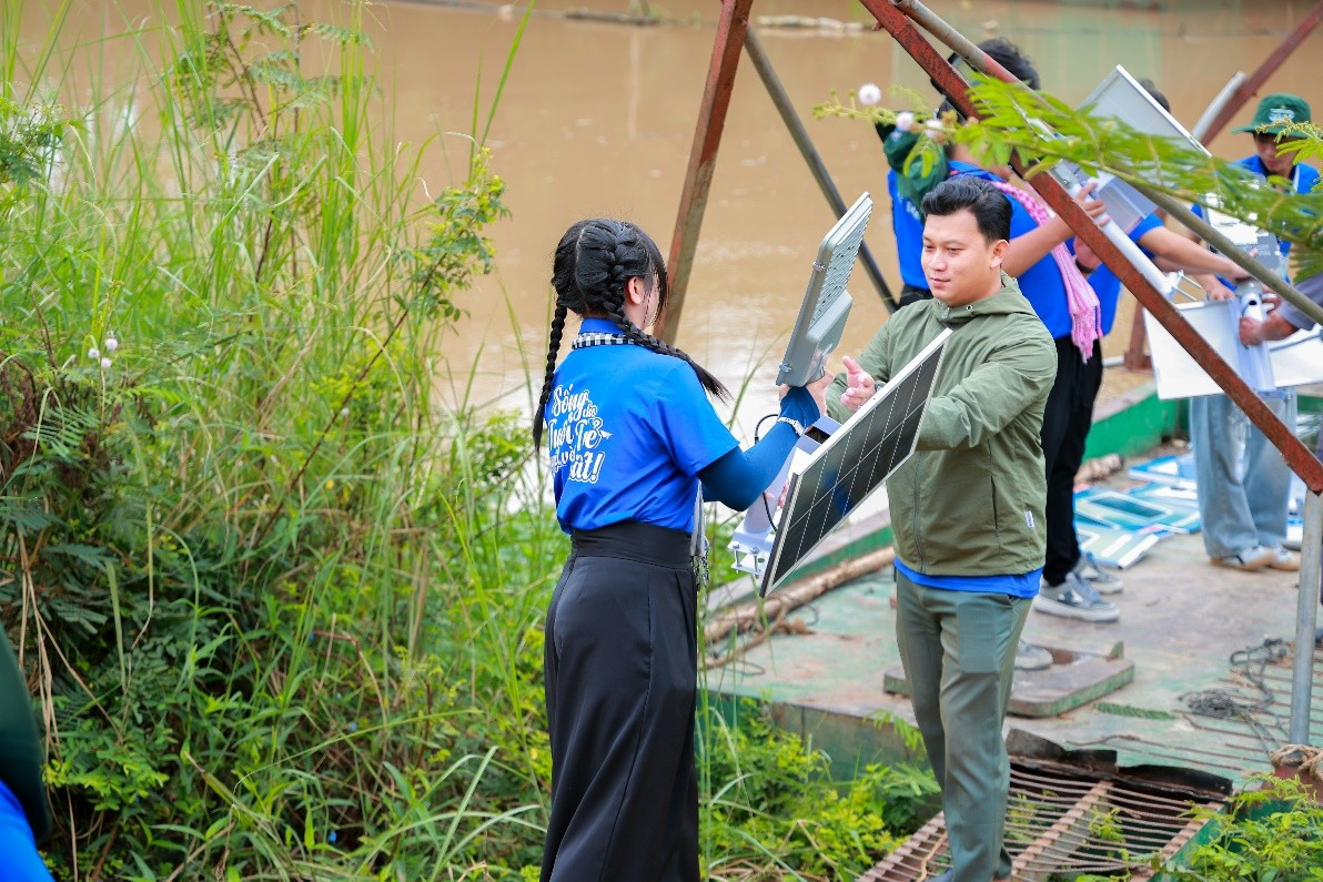Sinh viên Trường Đại học Văn Hiến vận chuyển, lắp đặt hệ thống pin năng lượng mặt trời tại xã Tam Nông (Đồng Tháp).