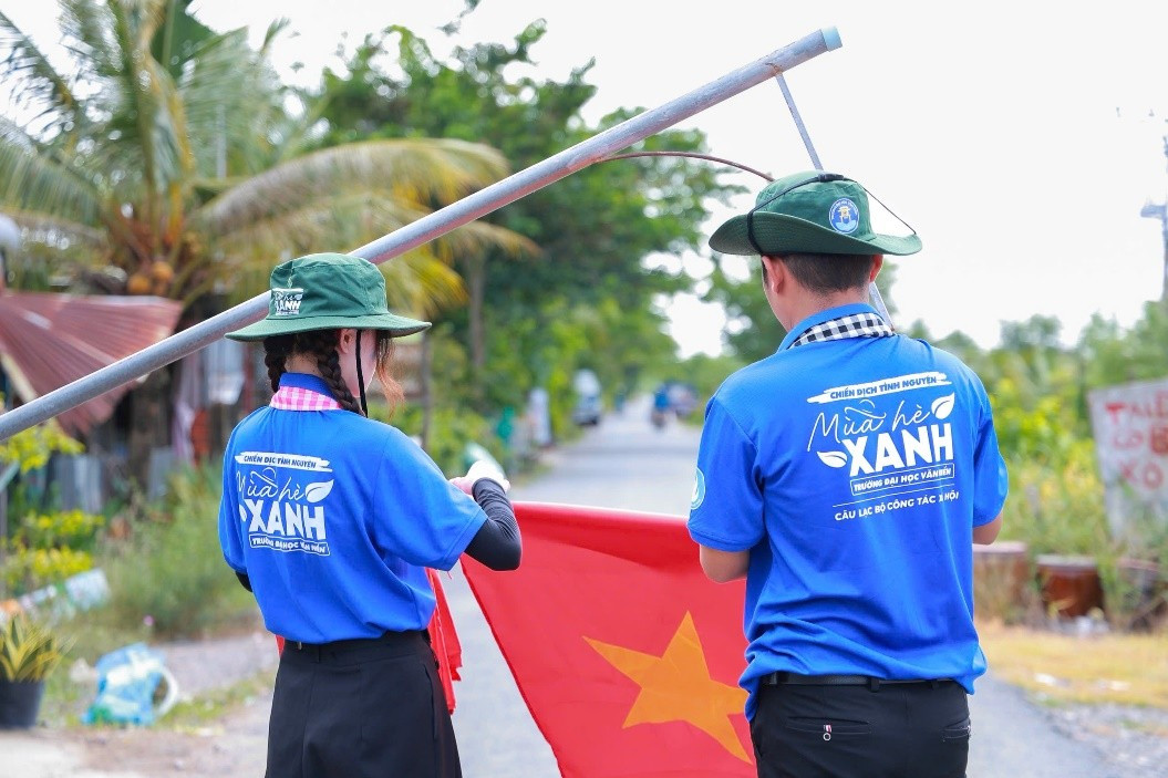 Sinh viên Trường Đại học Văn Hiến thực hiện công trình “Tuyến đường cờ Tổ quốc”, góp phần tạo cảnh quan khang trang và lan tỏa tinh thần trách nhiệm với cộng đồng trong Chiến dịch Mùa hè xanh 2026.