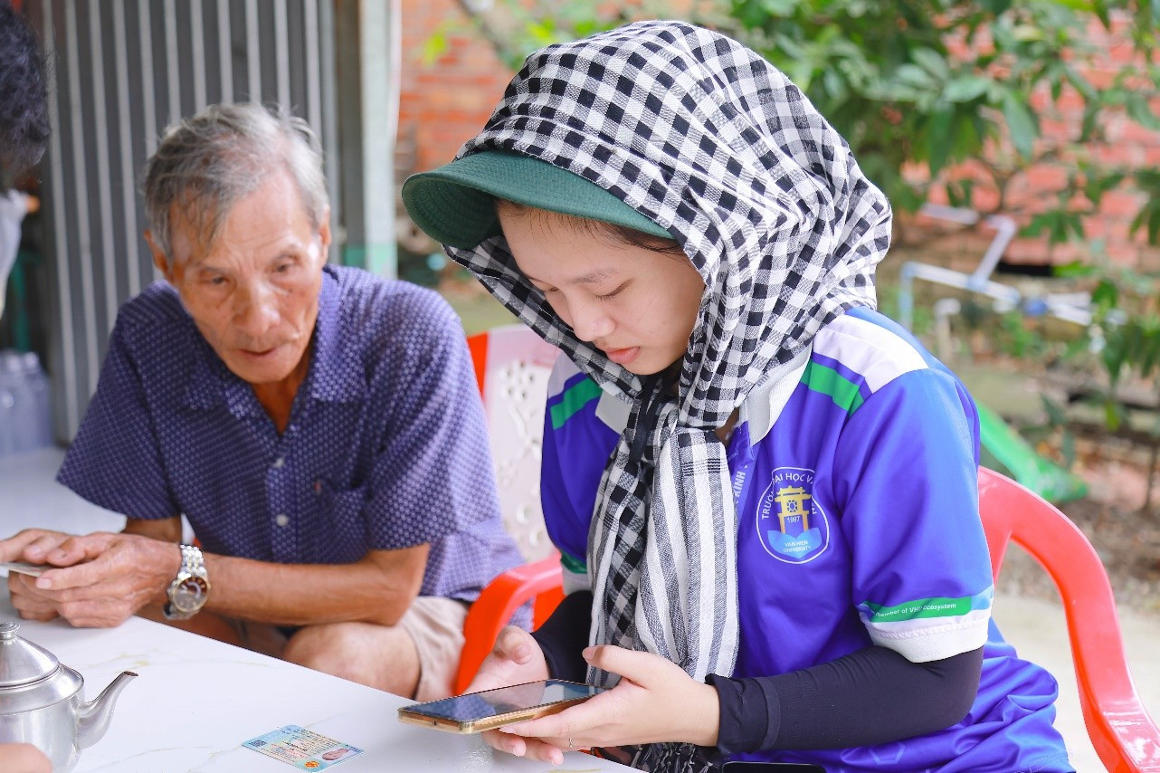 Sinh viên Trường Đại học Văn Hiến hướng dẫn người dân tiếp cận và sử dụng các tiện ích số trong khuôn khổ hoạt động “Bình dân học vụ số” của Chiến dịch Mùa hè xanh 2026.