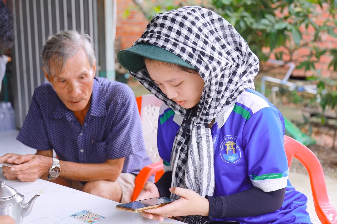 Sinh viên Trường Đại học Văn Hiến hướng dẫn người dân tiếp cận và sử dụng các tiện ích số trong khuôn khổ hoạt động “Bình dân học vụ số” của Chiến dịch Mùa hè xanh 2026.