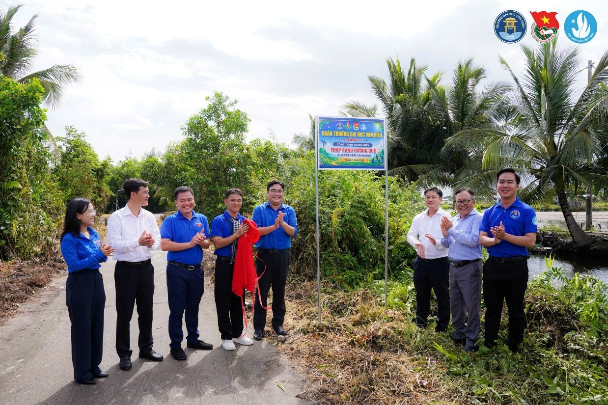 Đồng chí Ngô Minh Hải – Bí thư Thành đoàn Thành phố Hồ Chí Minh, đại diện Trường Đại học Văn Hiến và địa phương thực hiện nghi thức khánh thành, đưa vào sử dụng công trình “Thắp sáng đường quê” tại xã Vĩnh Phong (An Giang), góp phần cải thiện hạ tầng giao thông và cảnh quan nông thôn.