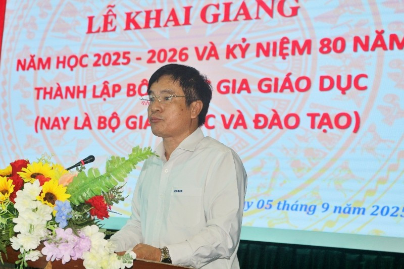 Tiến sĩ Nguyễn Duy Phấn - Hiệu trưởng Trường Cao đẳng Công nghiệp Nam Định. Website nhà trường.