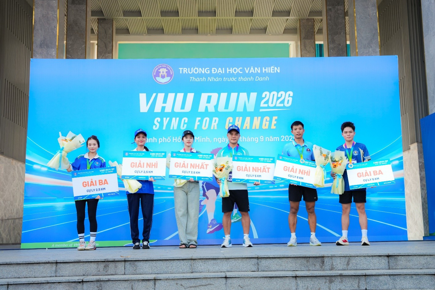 Các vận động viên đạt thành tích cao tại VHU RUN 2026 – SYNC FOR CHANGE được trao giải ở hai cự ly 2,5 km và 5 km.