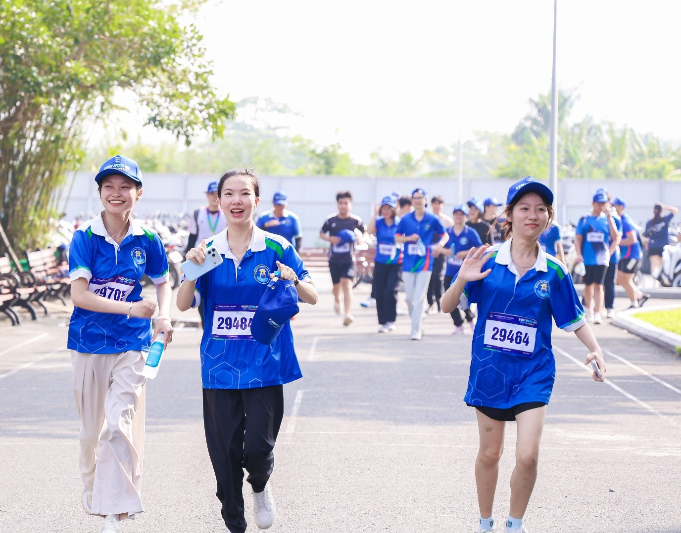 Vận động viên tham gia VHU RUN 2026 trên cung đường chạy tại HungHau Campus, lan tỏa tinh thần rèn luyện sức khỏe và năng lượng tích cực.