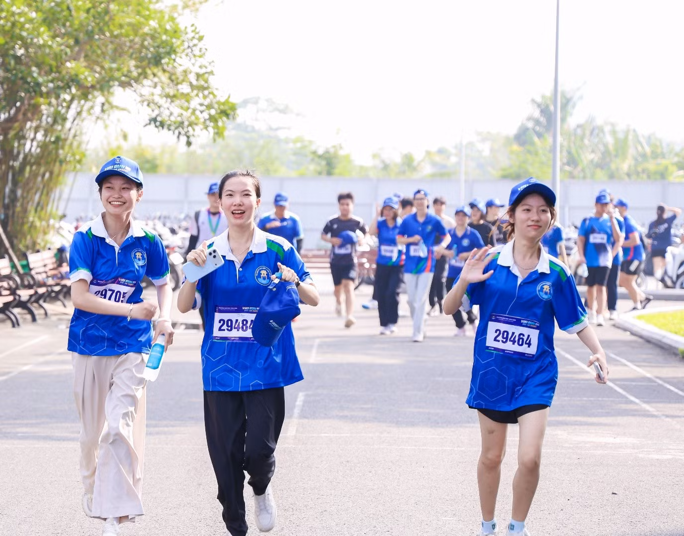 Vận động viên tham gia VHU RUN 2026 trên cung đường chạy tại HungHau Campus, lan tỏa tinh thần rèn luyện sức khỏe và năng lượng tích cực.