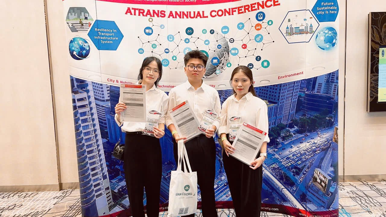 Trưởng nhóm nghiên cứu Lê Tuấn Khang (ở giữa) cùng các thành viên tham gia Hội thảo ATRANS 2026. Ảnh: Website nhà trường.