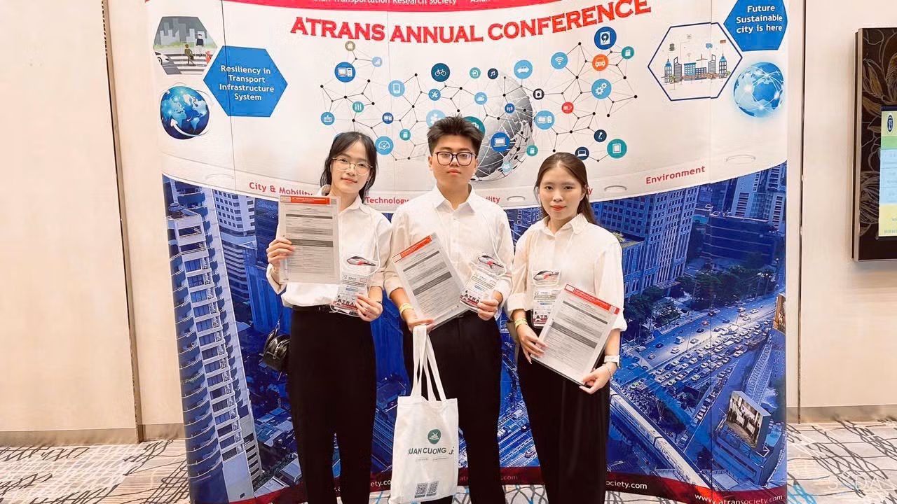 Trưởng nhóm nghiên cứu Lê Tuấn Khang (ở giữa) cùng các thành viên tham gia Hội thảo ATRANS 2026. Ảnh: Website nhà trường.