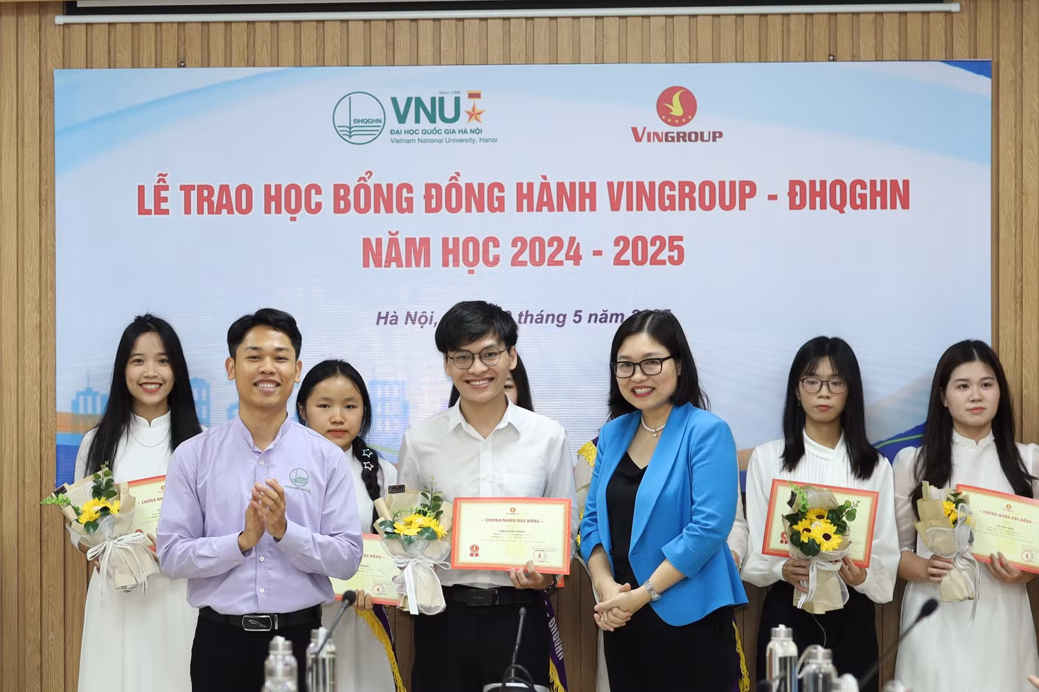 hoc-bong-dong-hanh-vingroup-2024-2025.jpg