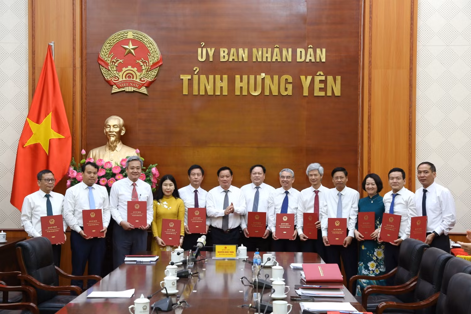 dong-chi-nguyen-khac-than-pho-bi-thu-tinh-uy-chu-tich-ubnd-tinh-trao-quyet-dinh-bo-nhiem-thu-truong-cac-so-nganh-lien-quan-thuoc-ubnd-tinh-hung-yen-moi-nhiem-ky-2021-2026.jpg