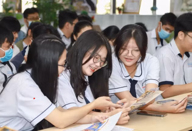 Cùng một mức IELTS nhưng mỗi trường cộng một kiểu: Kiến nghị có thang điểm chung