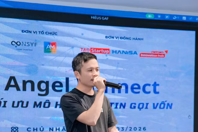 Ông Vũ Xuân Hiếu giao lưu học hỏi từ Founder của Coolmate - đơn vị bán hàng online. Ảnh: NVCC
